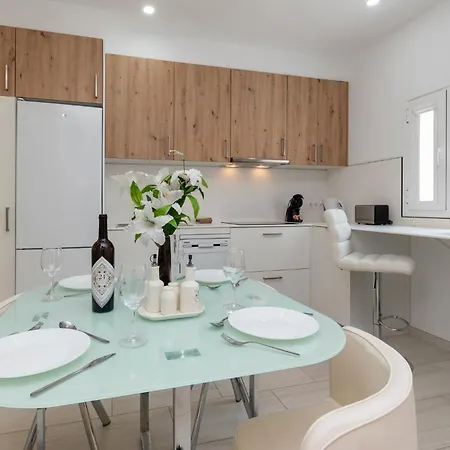 Tranquil 2 Bedroom Location Apartment *